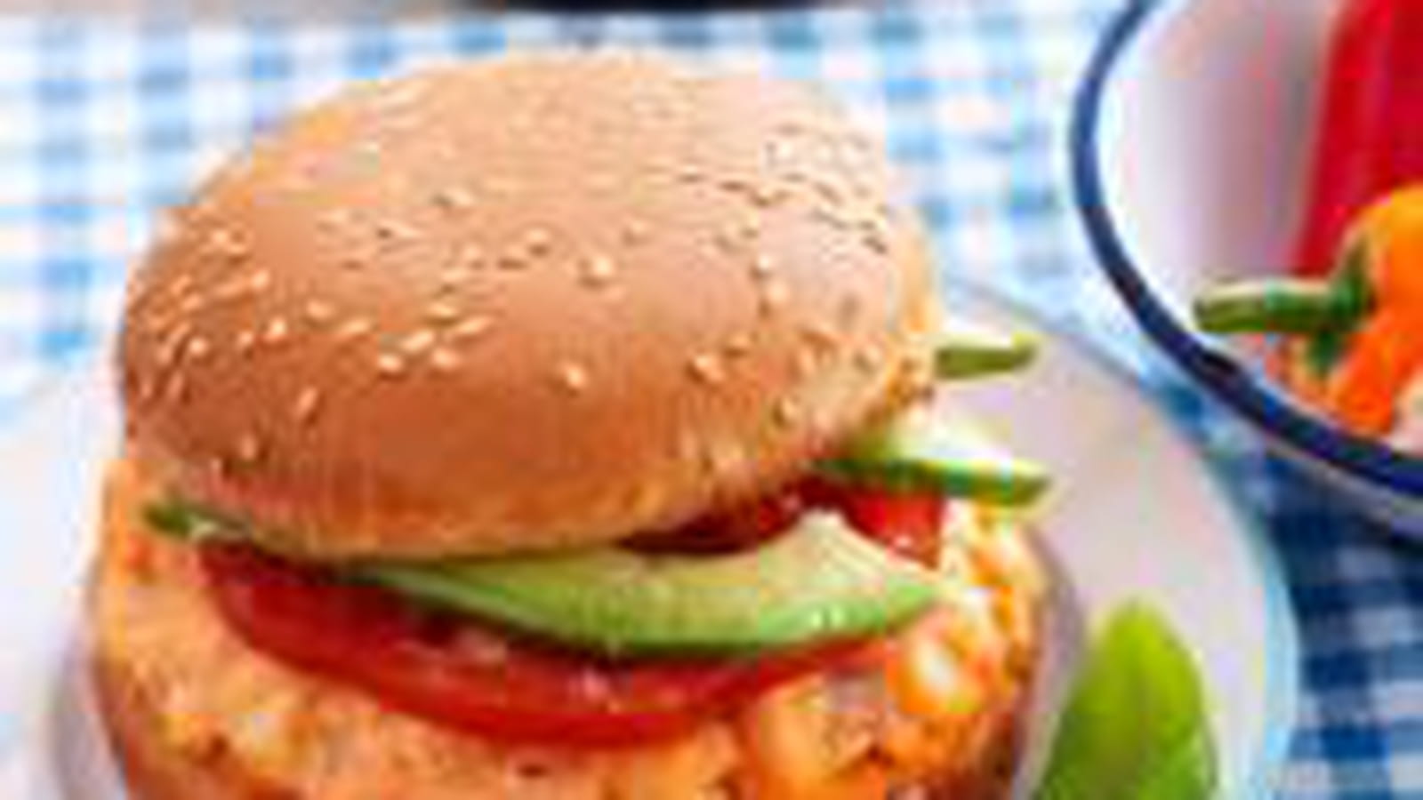 Burger de saumon cuit sur lit de gros Sel de Guérande