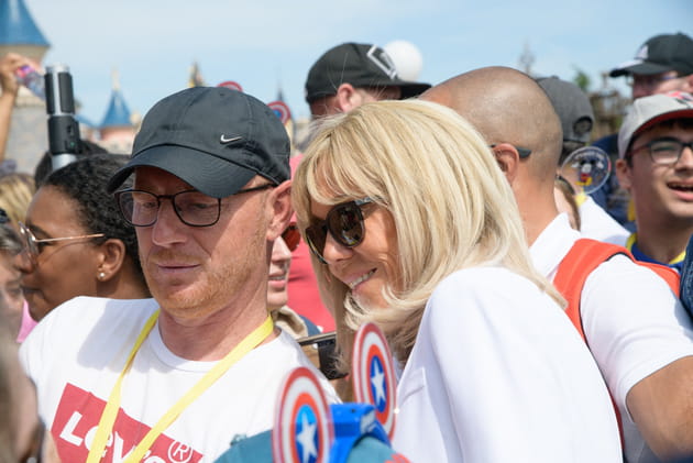 Brigitte Macron, en pleine s&eacute;ance de selfies, le 18&nbsp;mai