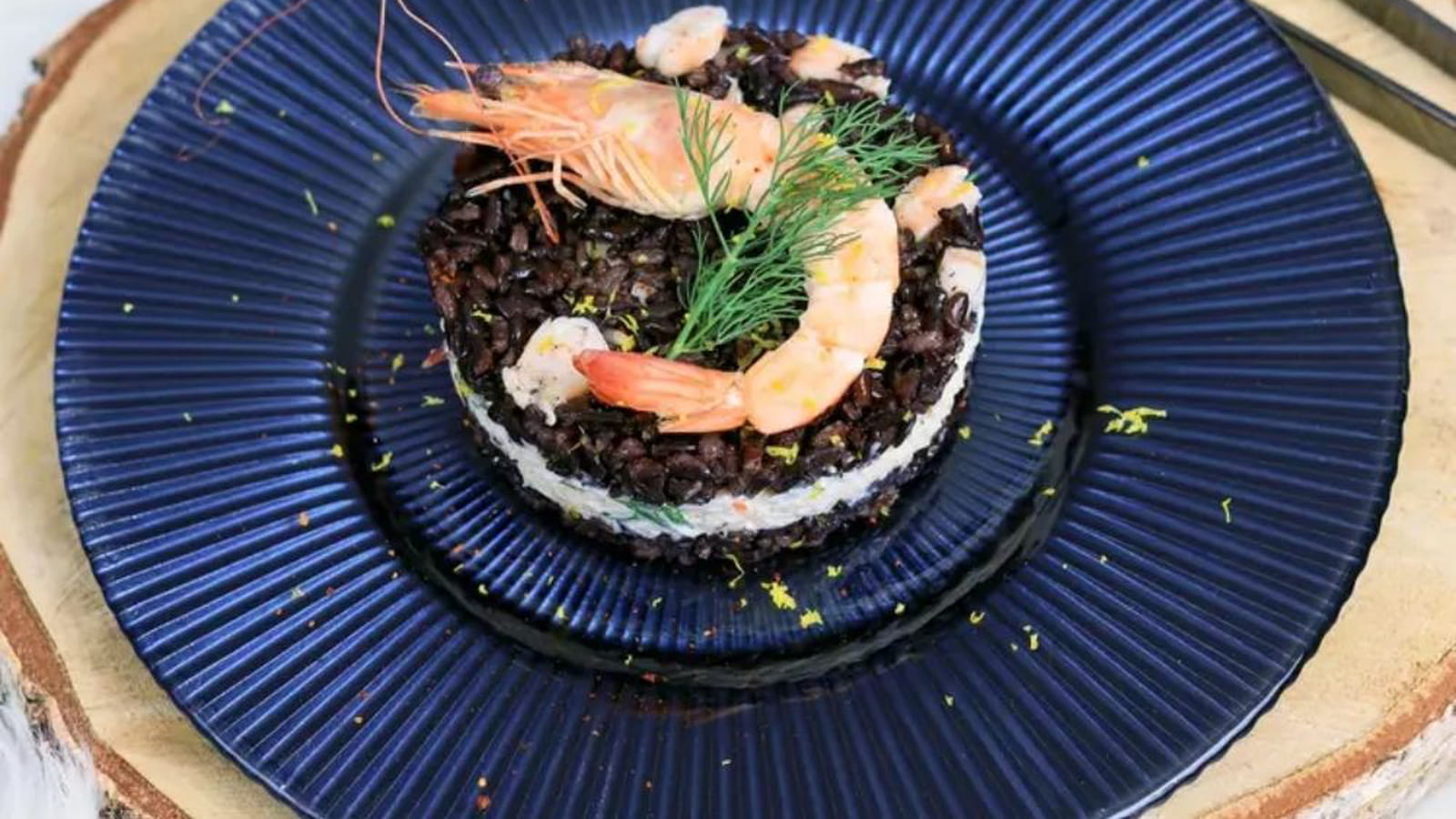 Médaillon de riz noir aux crevettes et au crabe