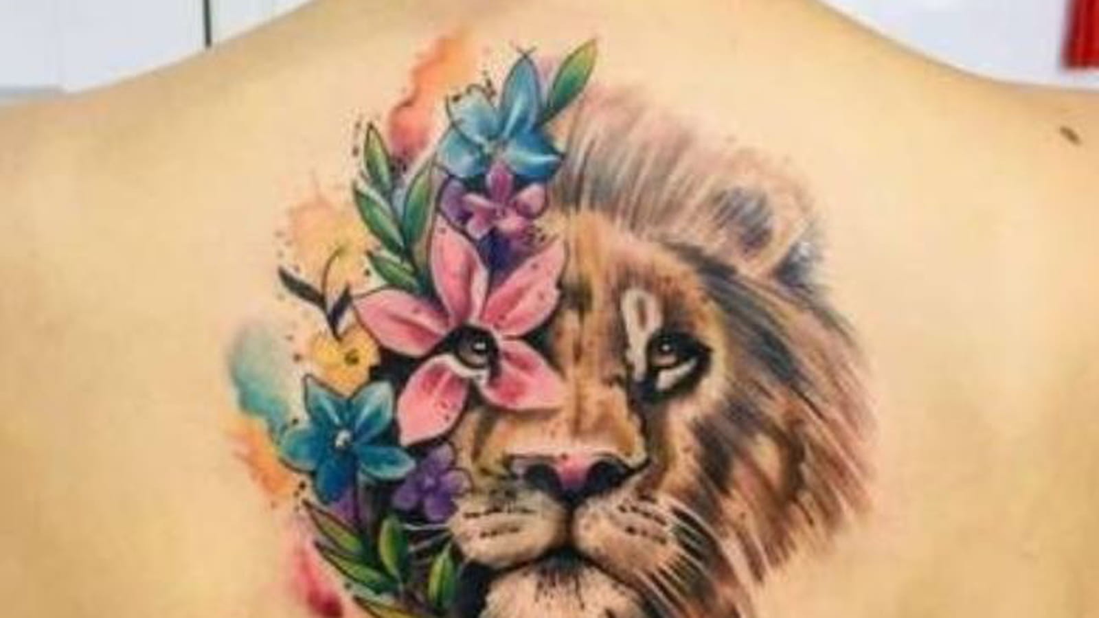 Lion et fleurs colorées dans le dos