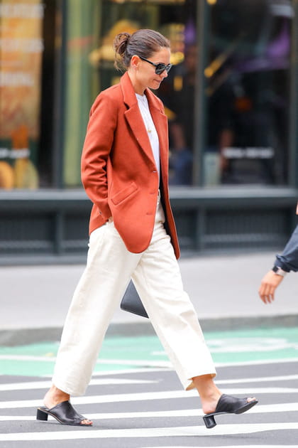 Katie Holmes en jean blanc et blazer rouille