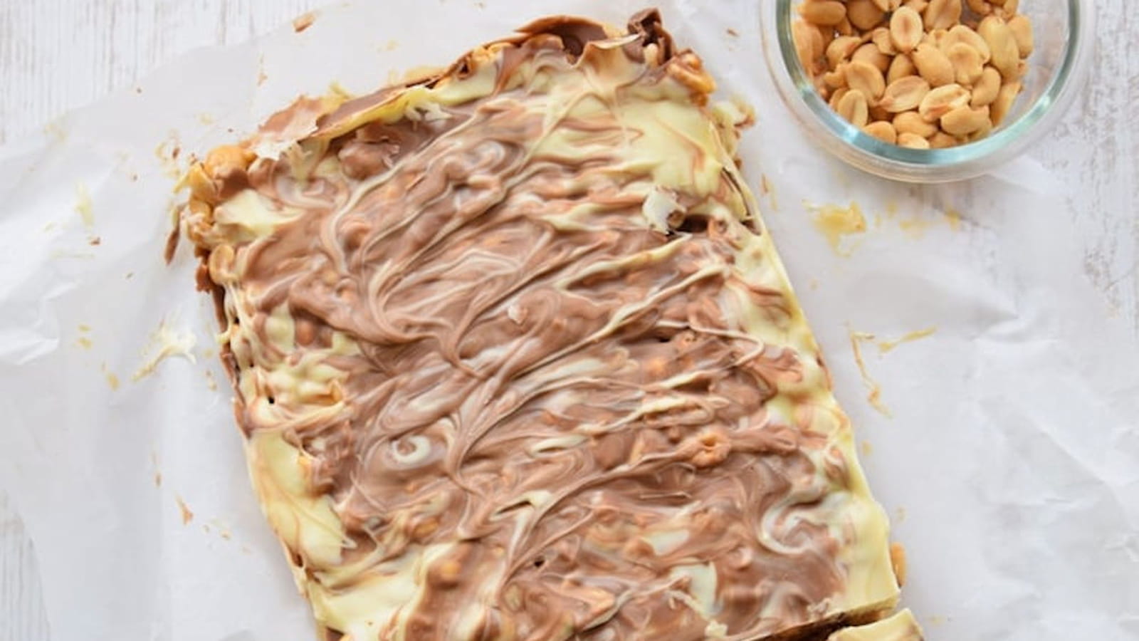 Carrés aux deux chocolats, cacahuètes et caramel beurre salé