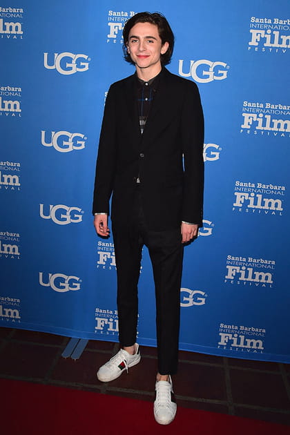 Timothée Chalamet en costume noir et baskets