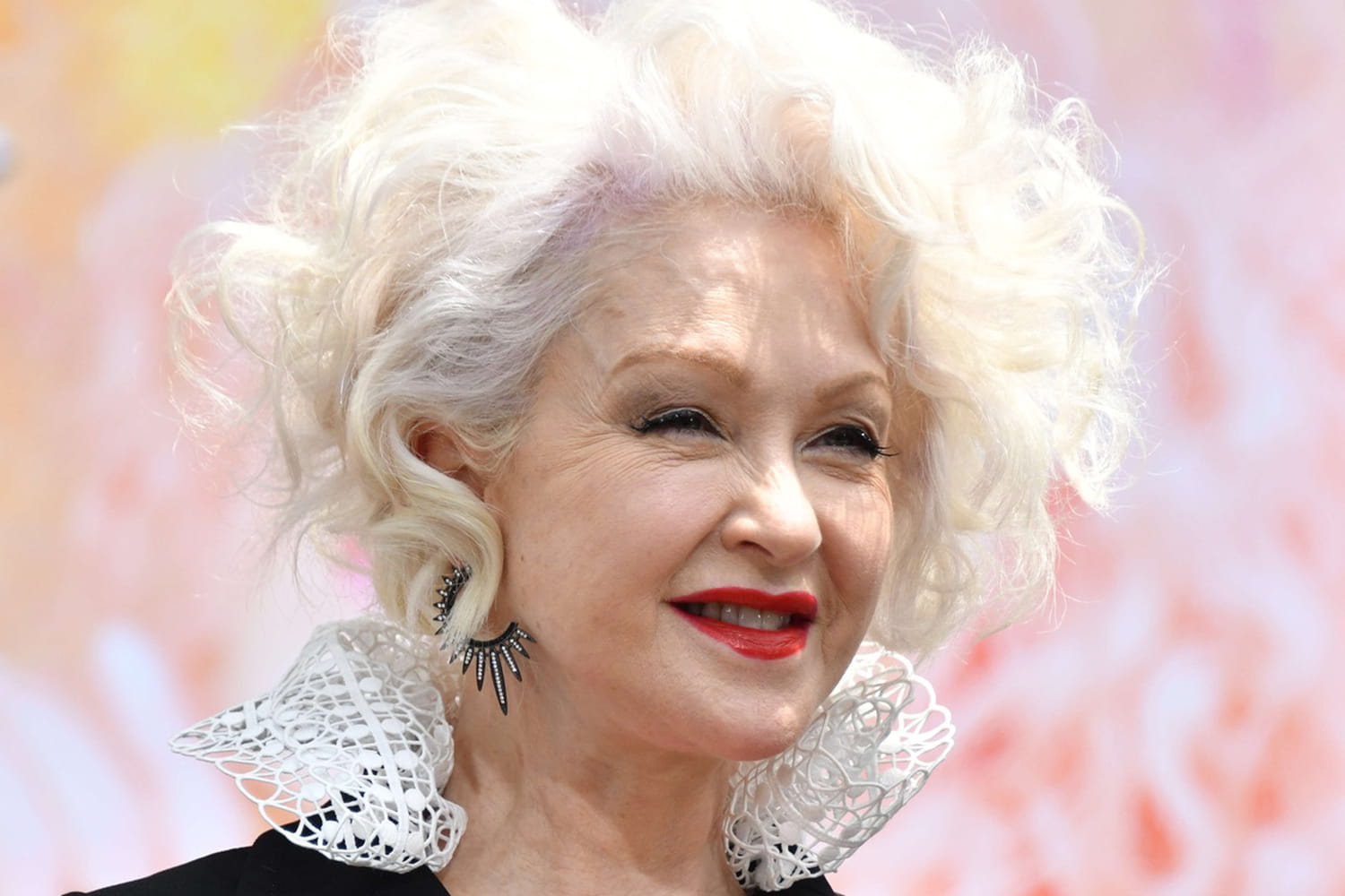At 72, Cyndi Lauper defies beauty codes and tries a hairstyle that no star has yet worn