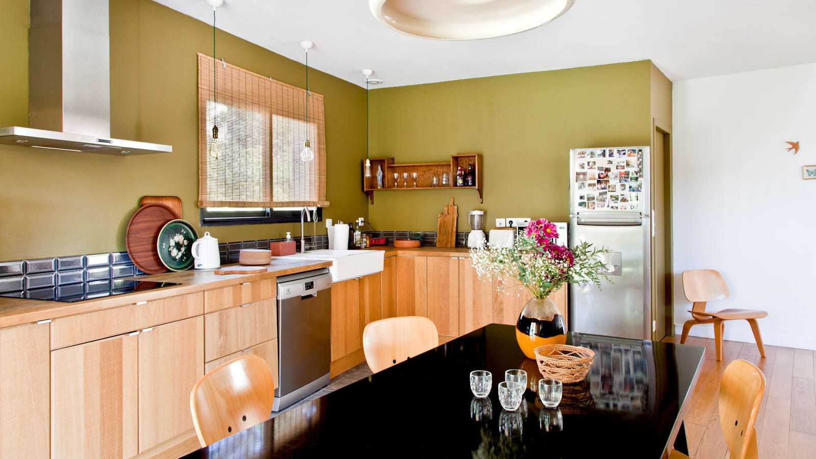 Cuisine moderne en bois et kaki