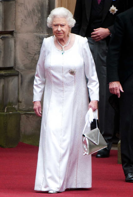 La reine Elizabeth II en robe blanche longue