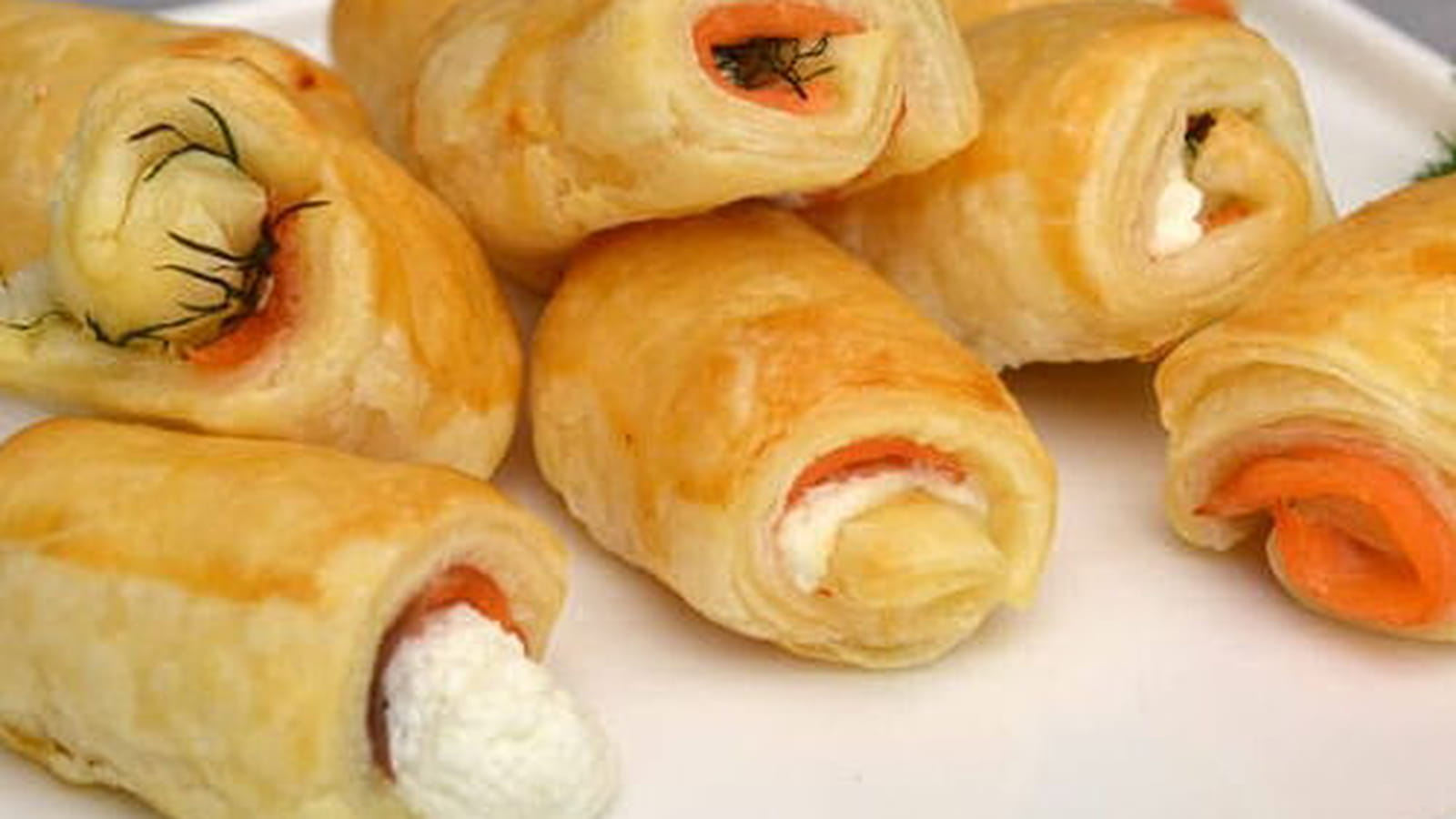 Feuilletés apéritifs au saumon fumé, fromage de chèvre et aneth
