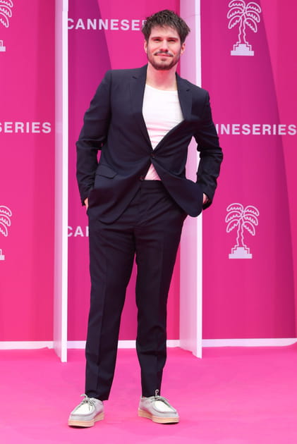 François Civil en costume noir et T-shirt blanc