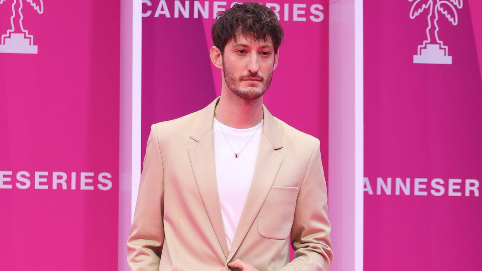 Pierre Niney, l'élégance à la française en 15 looks irréprochables