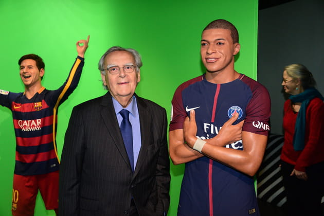 Bernard Pivot pose avec Kylian M'Bappé