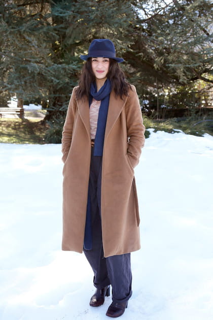 Cam&eacute;lia Jordana en manteau camel et chapeau bleu