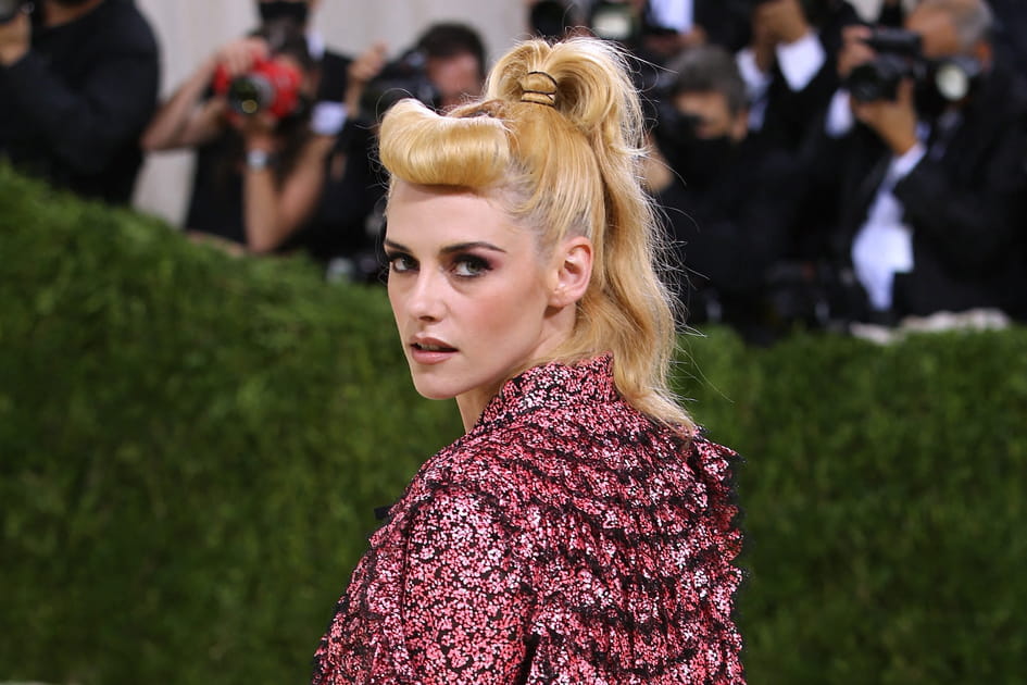 La queue de cheval haute et la frange enroul&eacute;e de Kristen Stewart