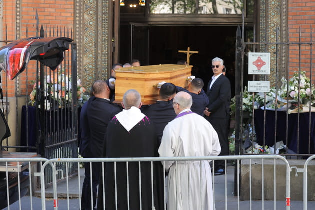 Obs&egrave;ques de Nadia Far&egrave;s&nbsp;: le cercueil transport&eacute; dans l'&eacute;glise