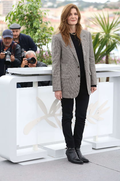 Chiara Mastroianni en blazer gris et pantalon noir