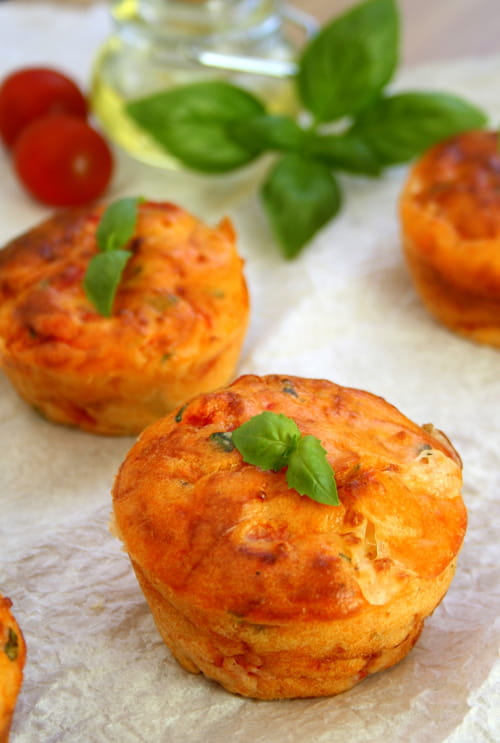 Muffins apéritifs, tomates cerises, mozzarella et basilic