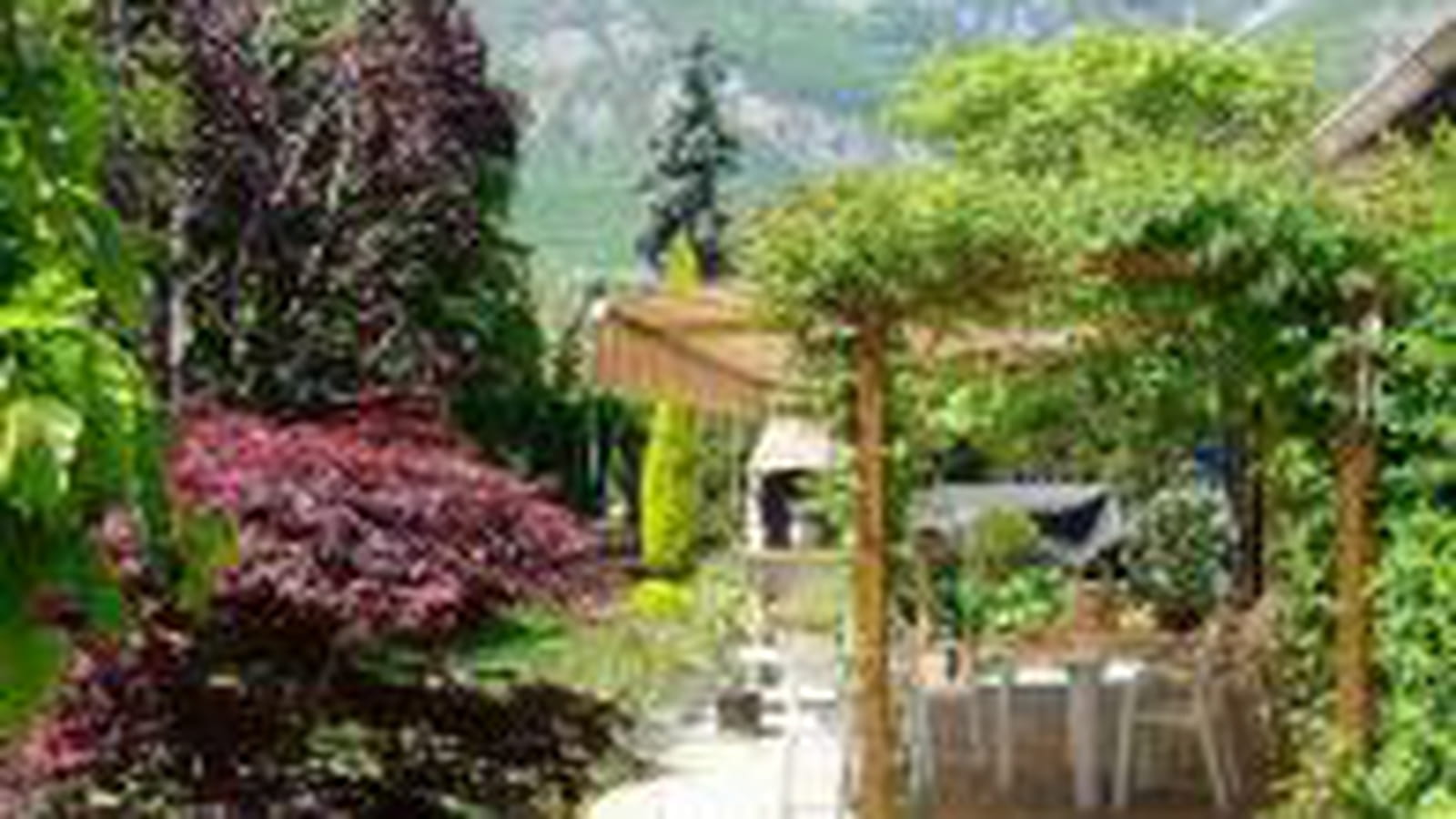 Au pied de la montagne