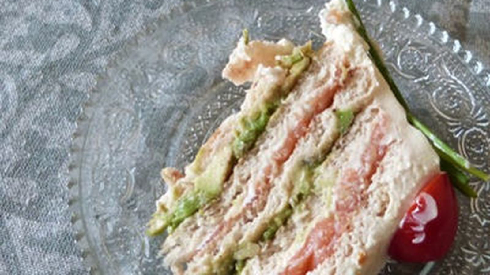Sandwich-cake au saumon fumé et guacamole