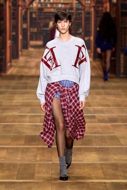 Chemise &agrave; carreaux rouges et pull oversize aper&ccedil;ue sur le d&eacute;fil&eacute; Elisabetta Franchi&nbsp;