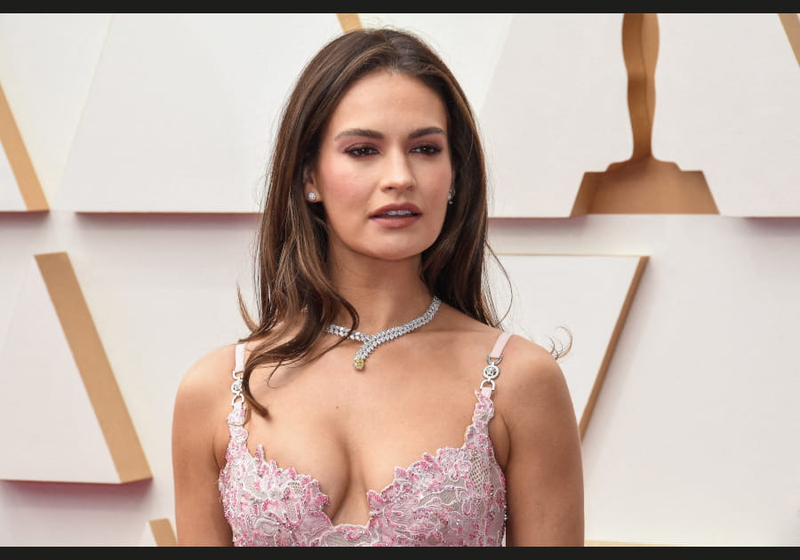 Le make-up ros&eacute; de Lily James