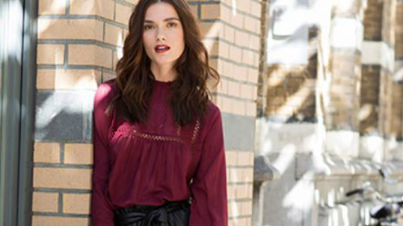 Blouse, jupe, derbies et pochette Promod