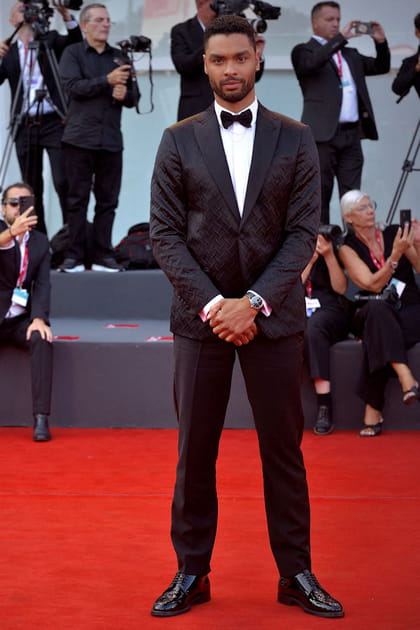 Reg&eacute;-Jean Page en costume Armani