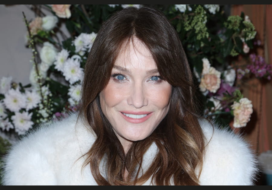 Le blush p&ecirc;che de Carla Bruni