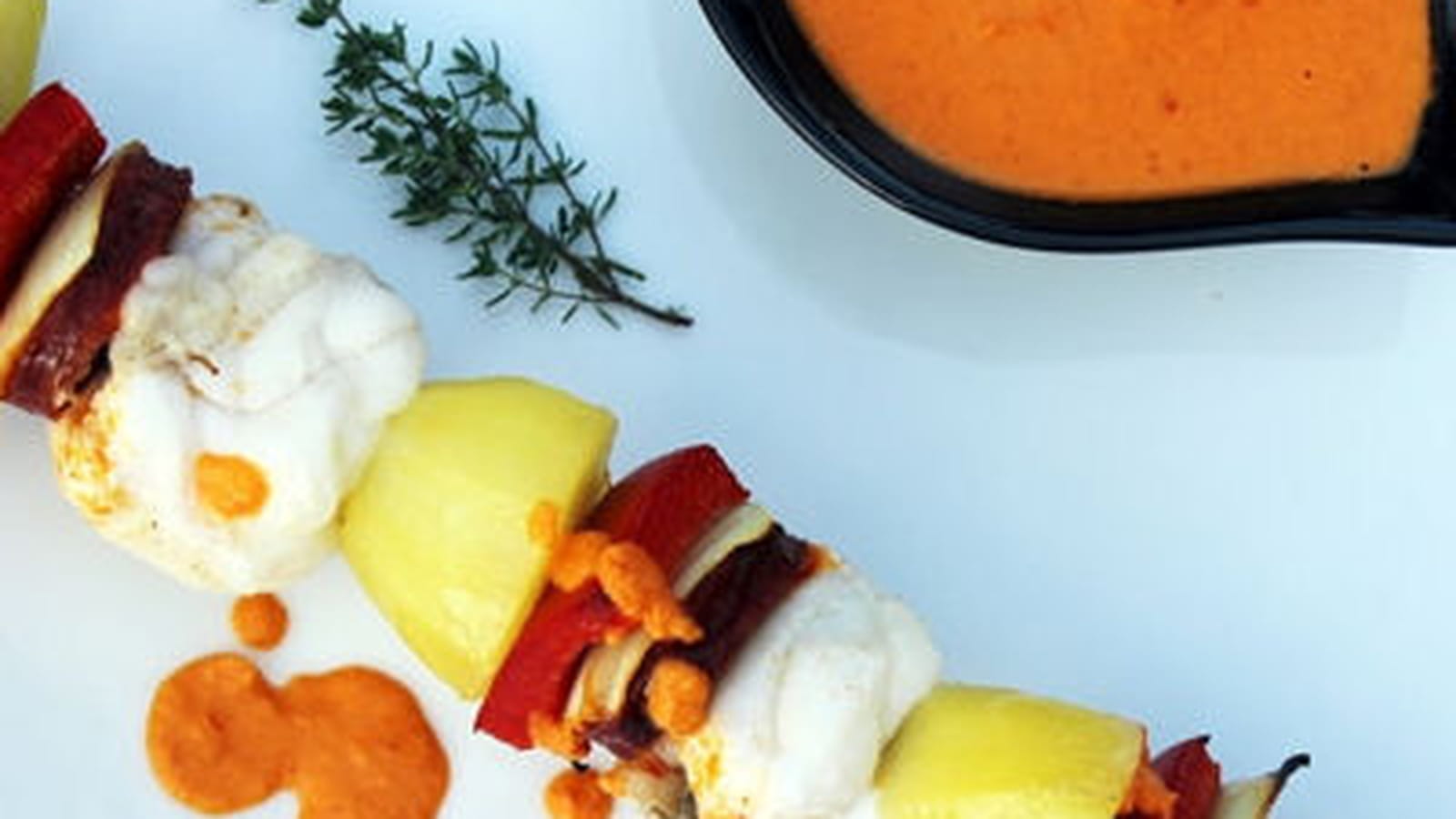 Brochettes de pommes de terre et lotte, crème de chorizo