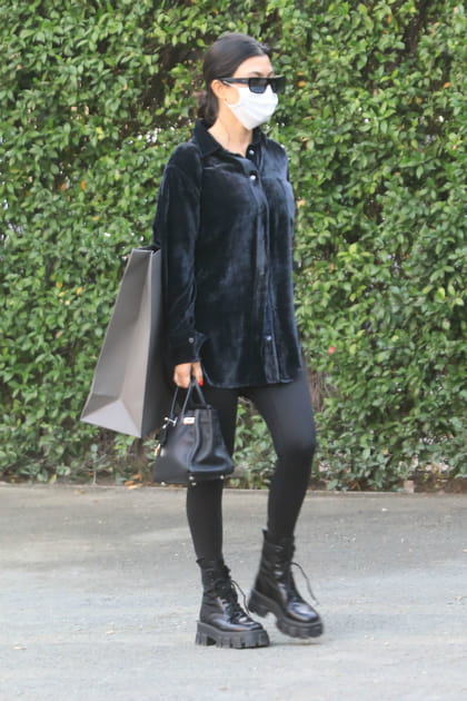 FLOP : Kourtney Kardashian en total look noir
