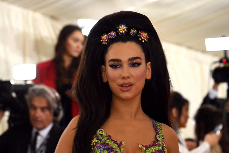 La coiffure volumineuse de Dua Lipa