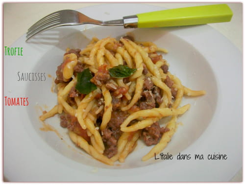 Trofie, saucisses et tomates