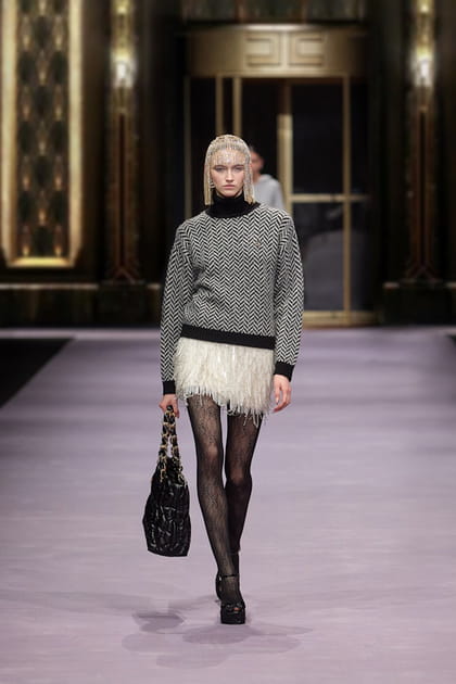 Pull &agrave; chevrons et minijupe aper&ccedil;us sur le d&eacute;fil&eacute; Elisabetta Franchi