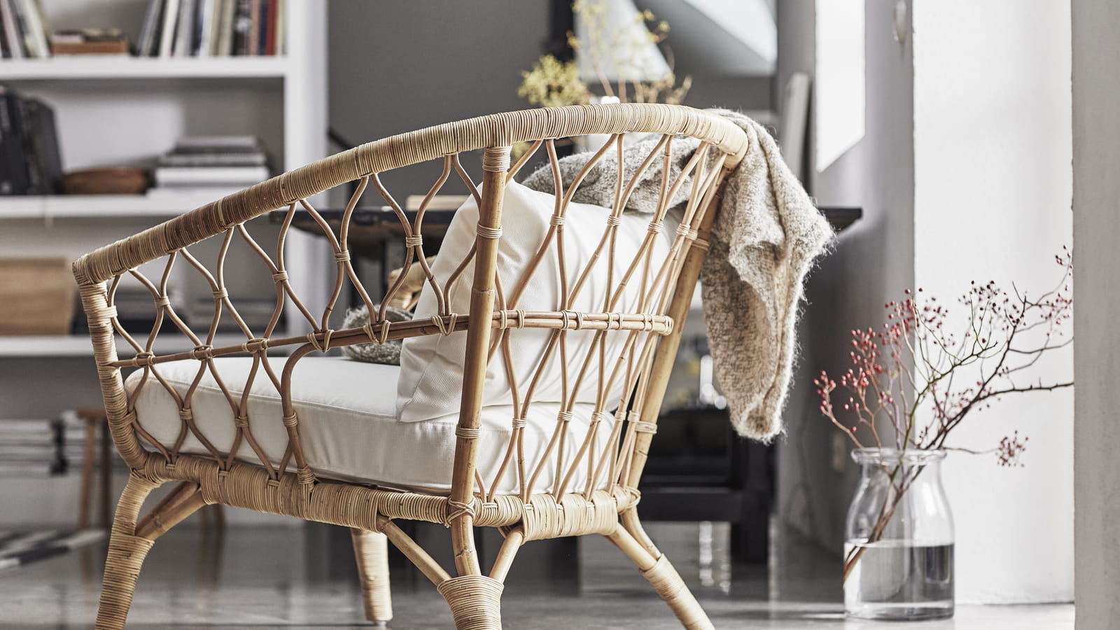 Fauteuil en rotin et coussins 