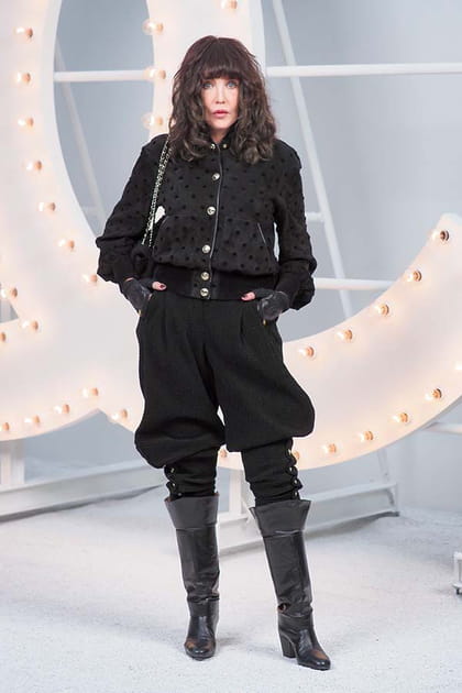 Isabelle Adjani en pantalon retroussé fluide et bottes cavalières