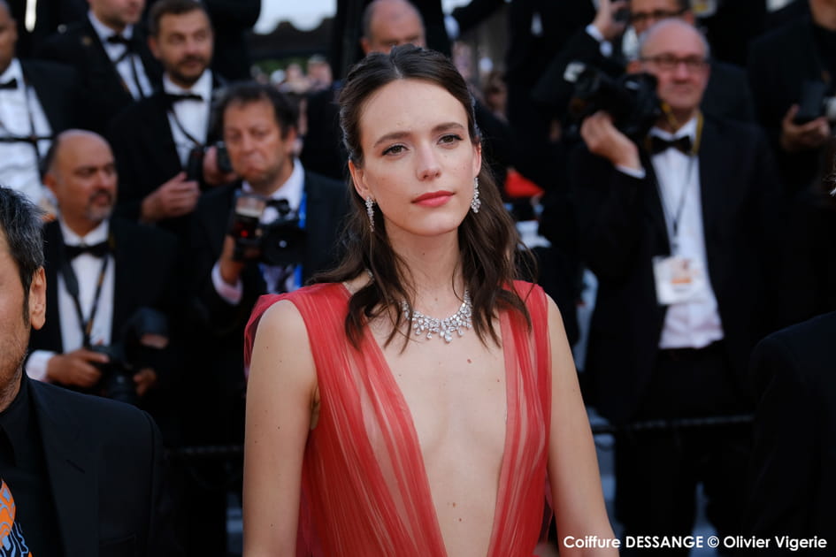Top&nbsp;: Stacy Martin et sa demi-queue-de-cheval et son regarde de braise