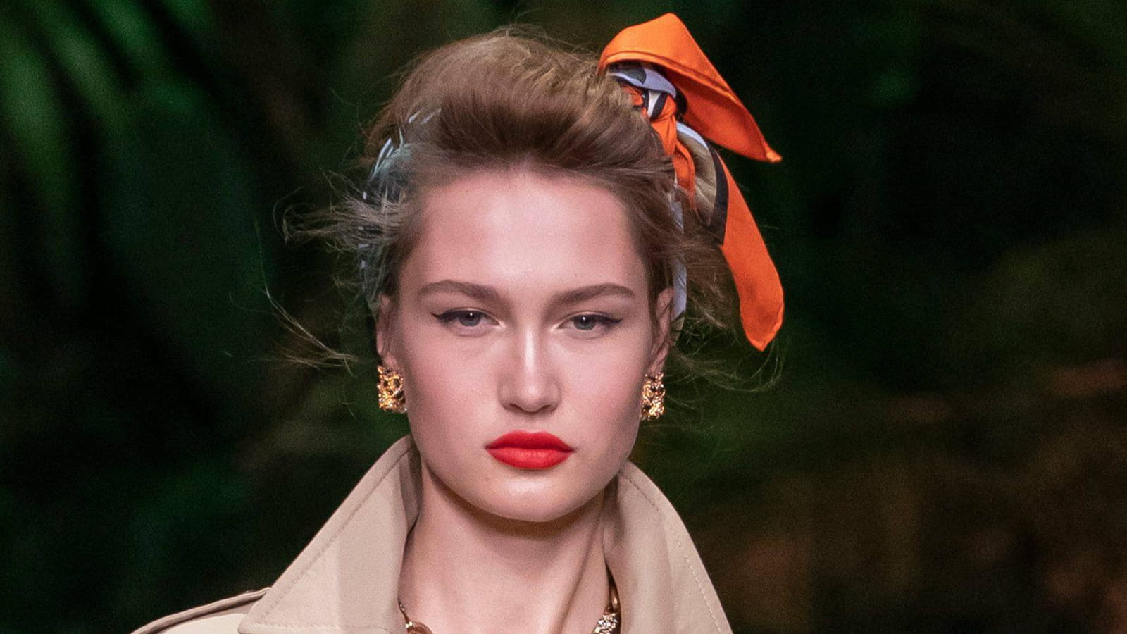 Le foulard noué dans les cheveux