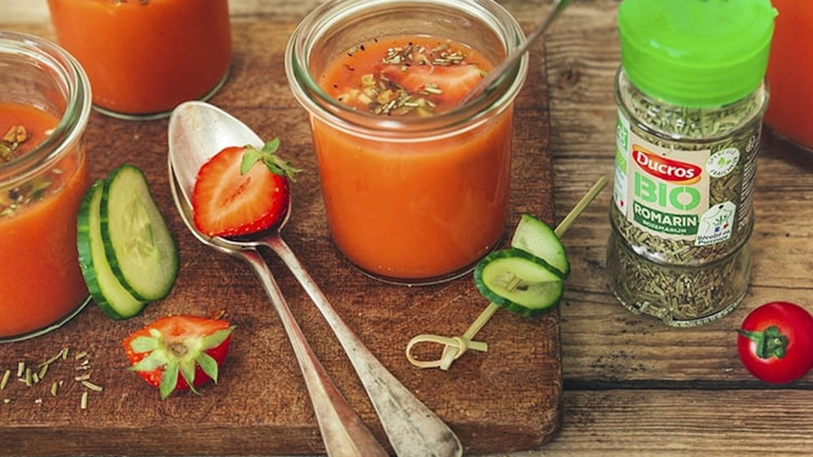 Gaspacho fraises-tomates, granola de graines au romarin