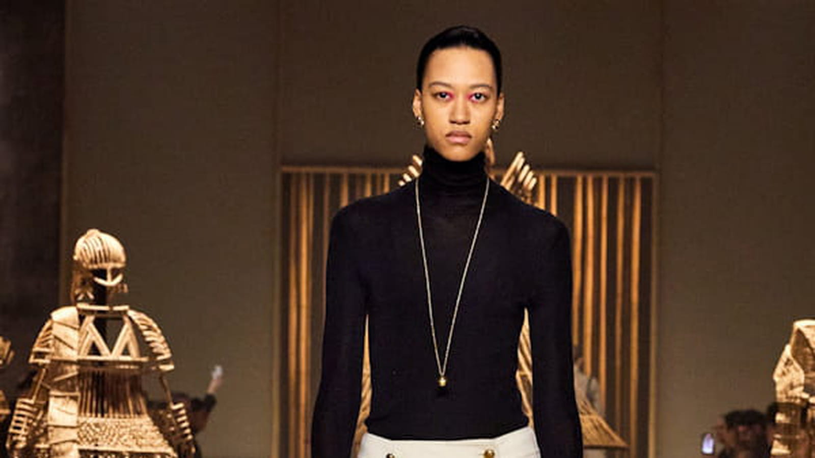Avec son défilé automne-hiver 2024-2025, Dior a célébré la mode des 60's et les débuts du prêt-à-porter