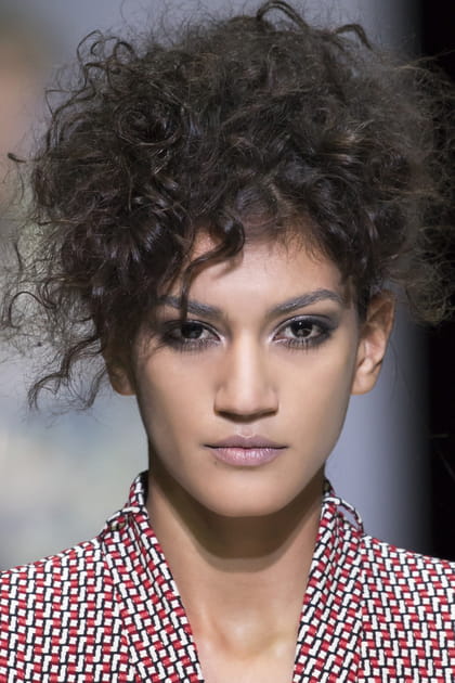 Le chignon avec cheveux fris&eacute;s