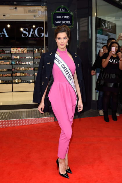 Iris Mittenaere en combinaison ras-de-cou