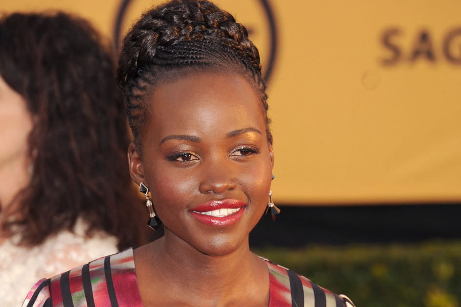 Les tresses africaines et chignon haut de Lupita Nyong'o