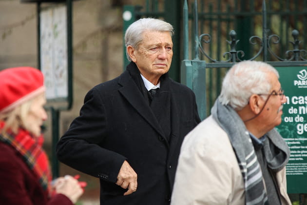 Alain Madelin arrive aux obsèques de Philippe Tesson