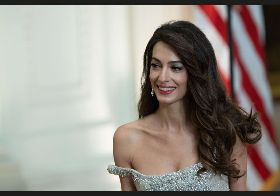 Les boucles d&eacute;finies d'Amal Clooney
