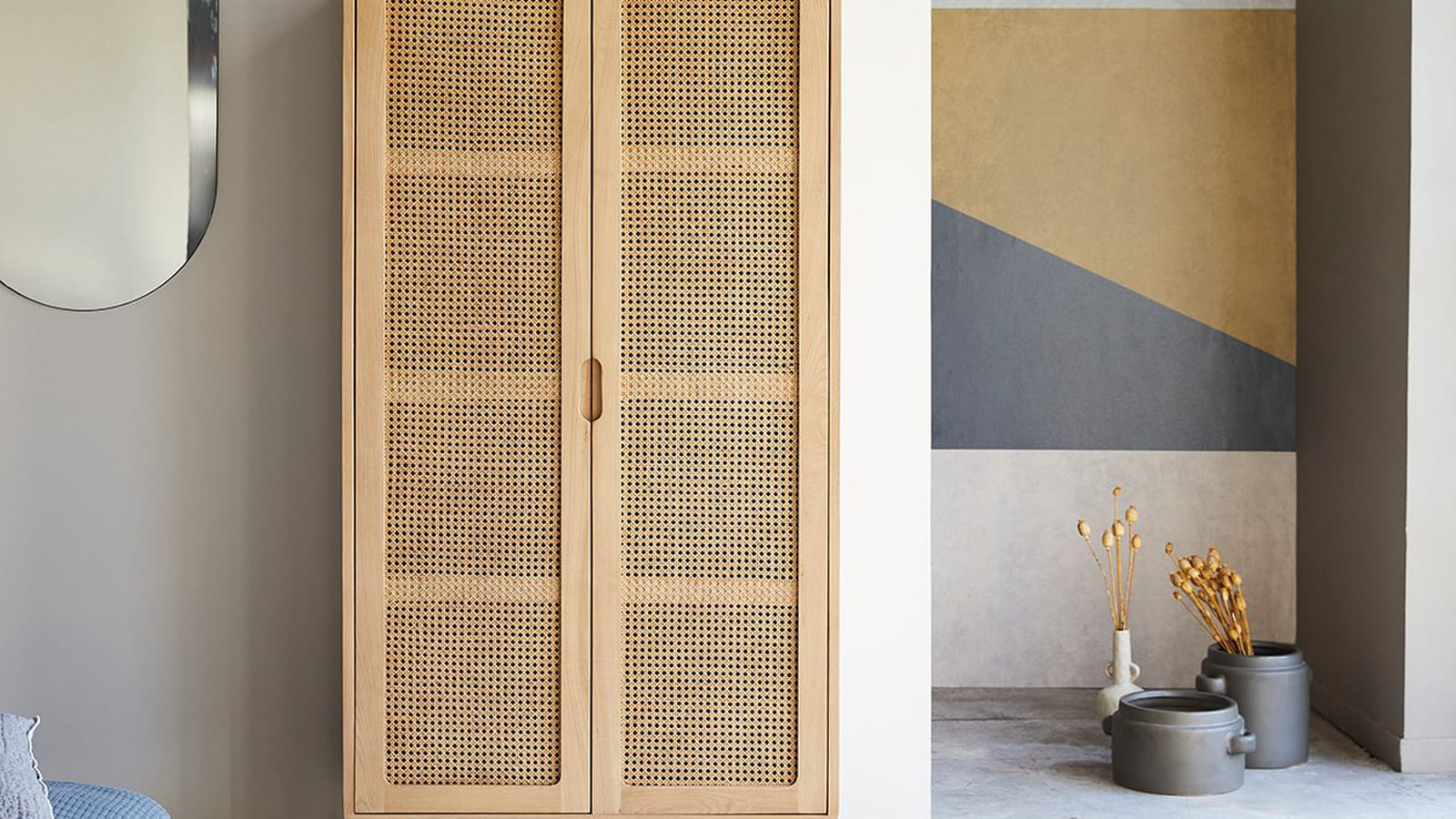 Une armoire cannée