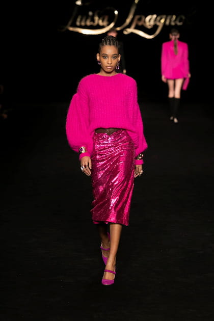 Pull rose fuchsia et jupe &agrave; sequins coordonn&eacute;e aper&ccedil;us sur le d&eacute;fil&eacute; Luisa Spagnoli