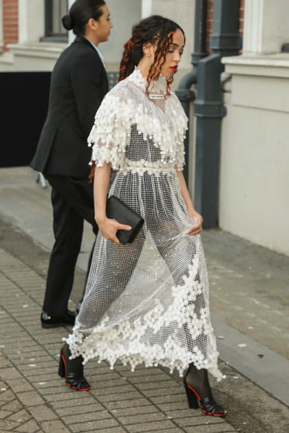 FKA Twigs au d&eacute;fil&eacute; Burberry