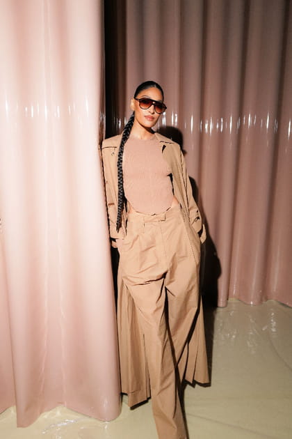 Pritika Swarup en top &eacute;chancr&eacute; et pantalon beige