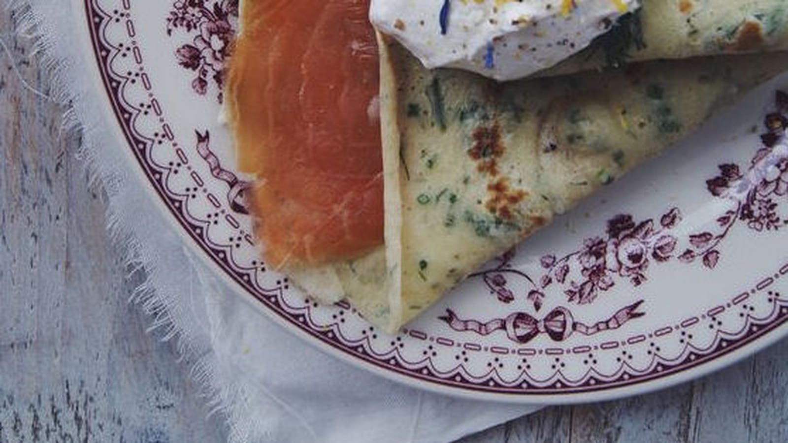 Crêpe aux herbes, saumon fumé et crème citronnée