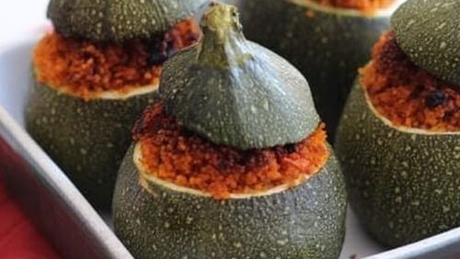 Courgettes farcies à la semoule, tomate et chorizo