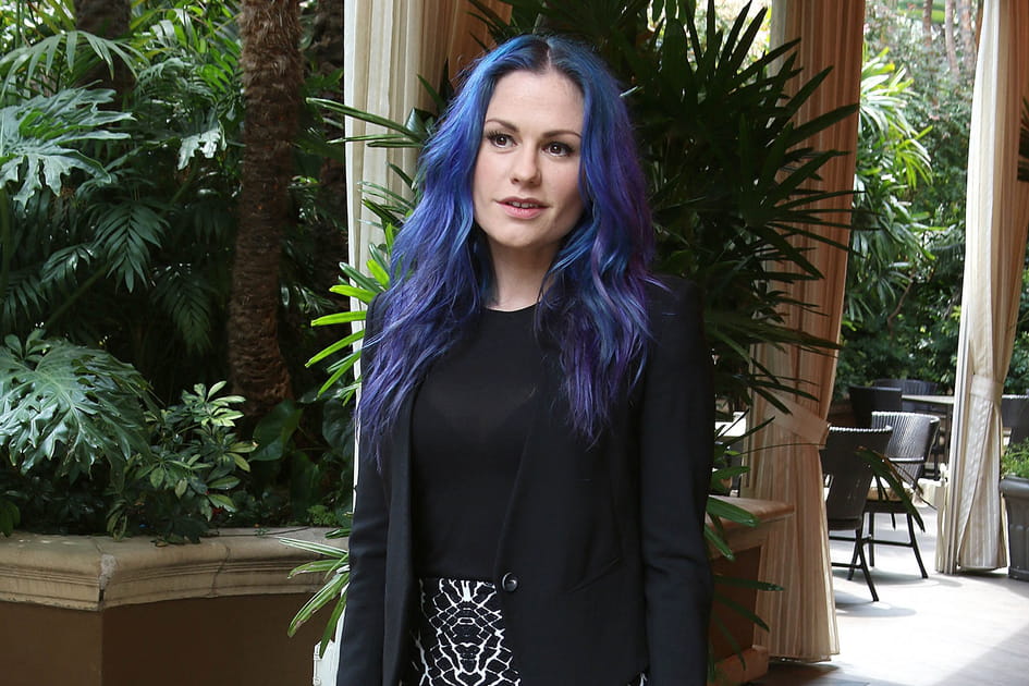 Les m&egrave;ches violettes et la coloration bleue d'Anna Paquin