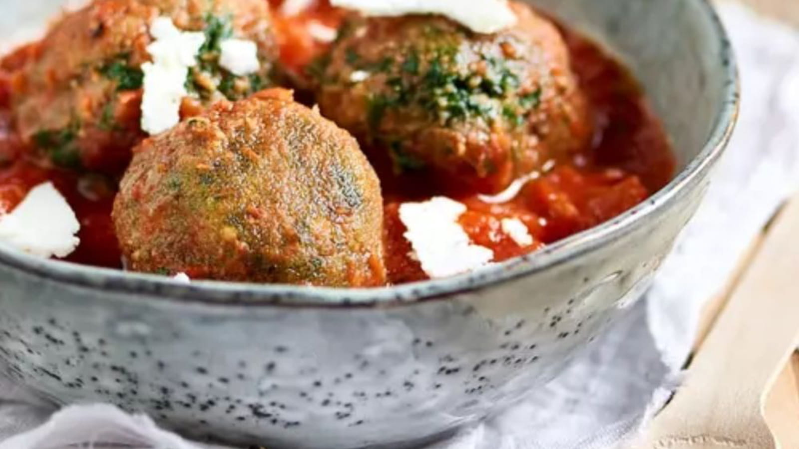 Boulettes d’épinards à la sauce de tomate cerise